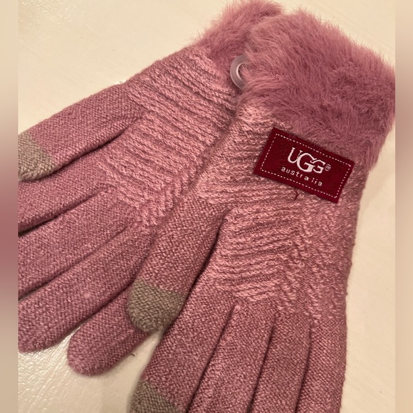 COPY - UGG PINK GLOVES NWT - Picture 2 of 4